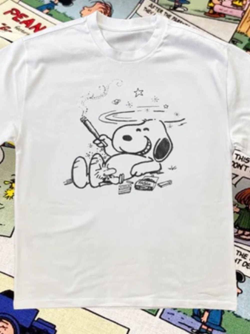 Peanuts Snoopy White Graphic T‑Shirt - Classic Cartoon Tee